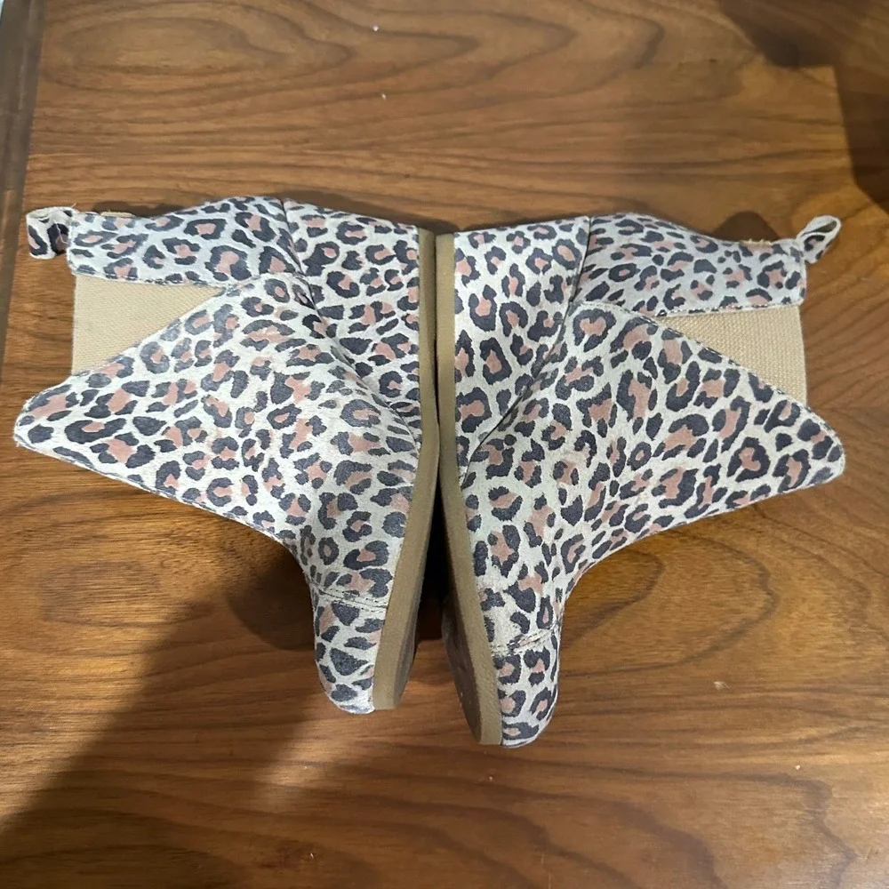 TOMS Leopard Print Wedge Ankle Booties Womens Size 6.5 Chelsea Pull On Boots